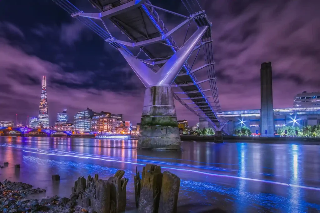 Puente del Milenio en Londres de noche, Iluminado.
