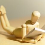 Muñeco leyendo un libro