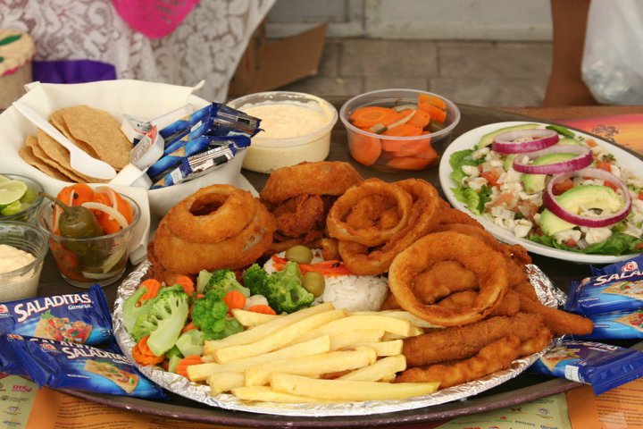 Camarones empanizados acompañados de galletas y mariscos