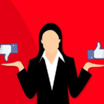 Mujer decidiendo sobre si le gusta o no