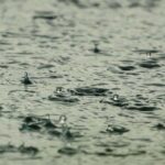 Charco de agua formado por la lluvia