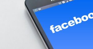 Aplicacion de facebook abierta desde un telefono