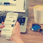 Sitio web de noticias abierto en un teléfono y una laptop