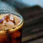 Vaso de refresco de cola con hielo