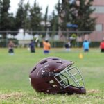 Casco del equipo de futbol americano del ipn sobre el pasto