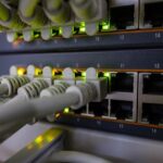 Switch con cables ethernet conectados