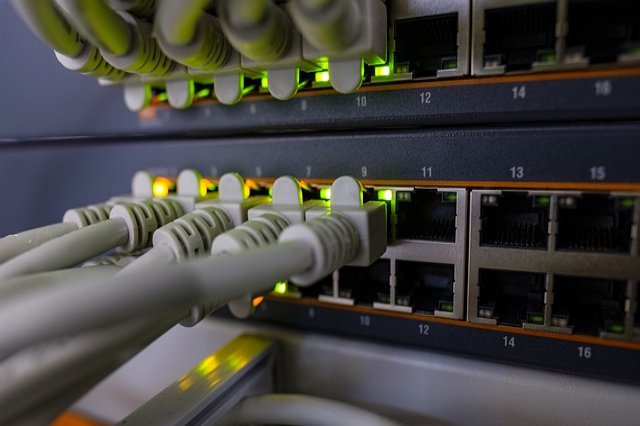Switch con cables ethernet conectados