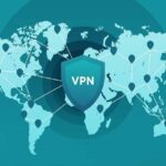 Escudo VPN sobre un mapa mundial