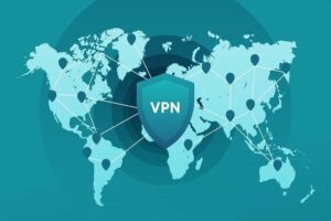 Escudo VPN sobre un mapa mundial