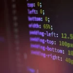 Pantalla con lineas de código en css
