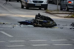Motocicleta destrozada sobre una carretera después de un accidente.