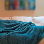 Una persona acostada en un sillón.