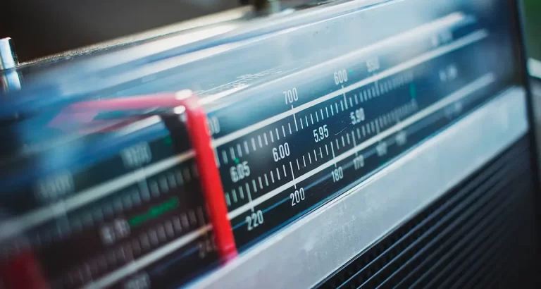 Sintonizando la radio: ¿Cómo funciona la radiofrecuencia?
