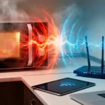 Microondas emitiendo señal y chocando con la señal emitida por un router.