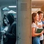 Jóvenes en un pasillo de alguna institución revisando sus celulares inmersos en sus vidas digitales, por otro lado jóvenes platicando en un pasillo sonriendo.