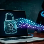 Encapuchado acercándose a una computadora, mientras se acercan a él informacion extraida de la laptop en forma de silueta y un candado en la pantalla.