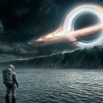 Dos astronautas observando como olas enormes vienen hacia ellos y de fondo, sobre el horizonte un agujero negro.