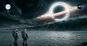Dos astronautas observando como olas enormes vienen hacia ellos y de fondo, sobre el horizonte un agujero negro.