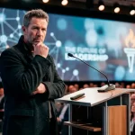 Hombre observando mientras que una audiencia espera su opinion.