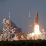 Cohete de la misión Artemis II despegando.